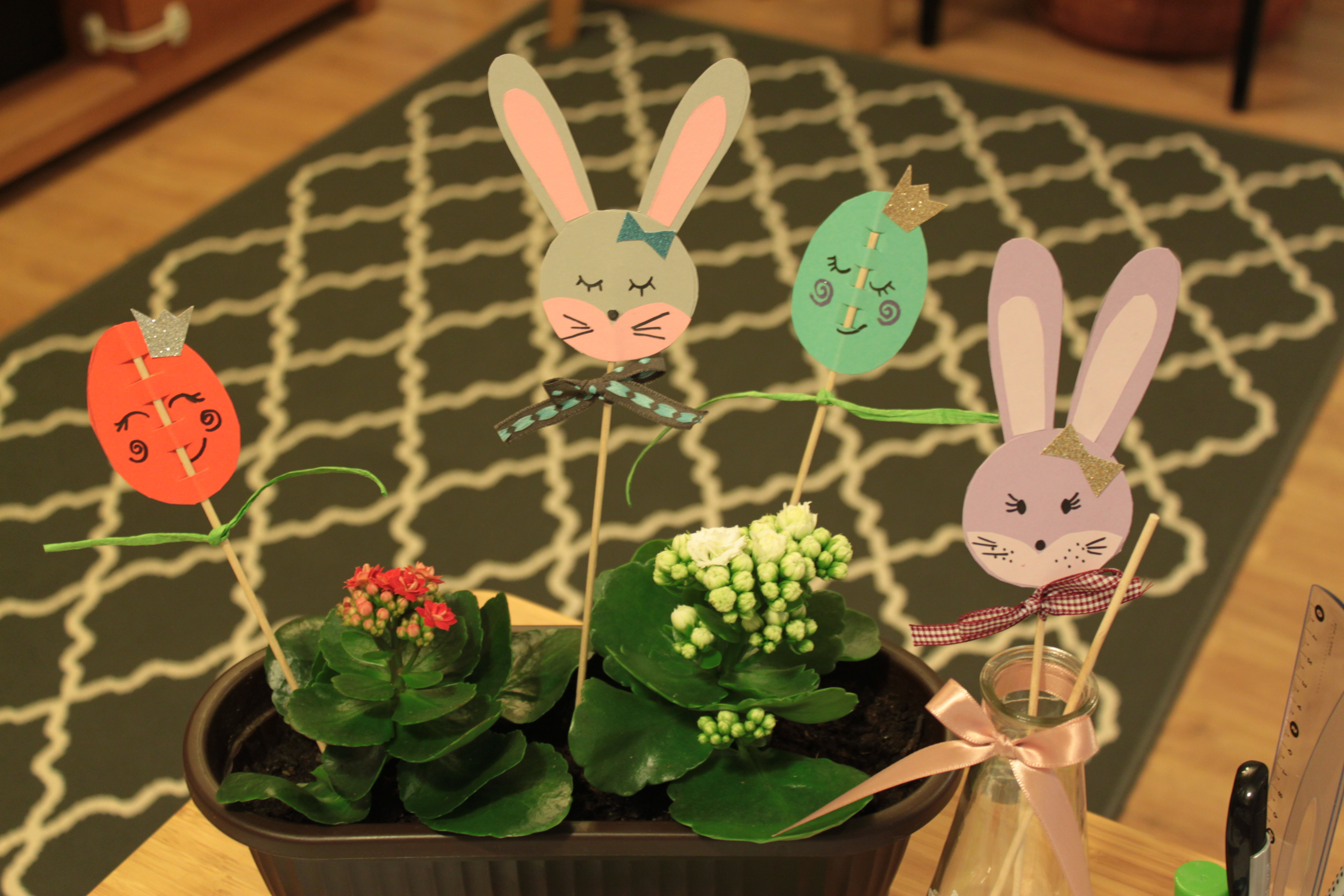 Video: Decorațiuni adorabile din hârtie, foarte ușor de făcut împreună cu copiii: Iepuraș și ou pentru Paște